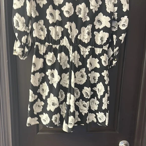 Ann Taylor shorts romper. Floral Black and cream - Picture 4 of 4